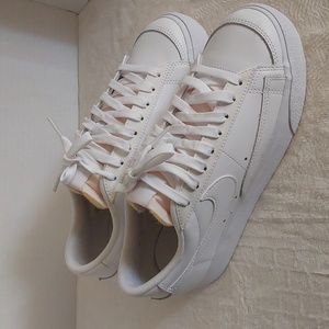 Nike Women's Wmns Blazer Low '77 Triple White size 7.5